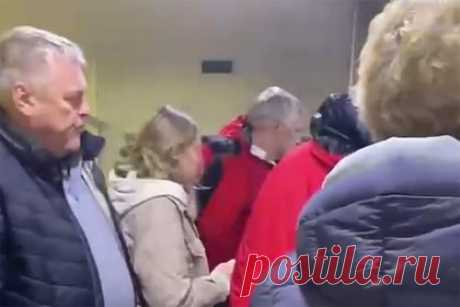 Летевшие из отпуска россияне застряли в Казахстане на ночь без еды. Российские туристы застряли в казахстанском Таразе по пути из Вьетнама в Новосибирск. Уточняется, что вечером 19 декабря самолет авиакомпании SCAT сел в Казахстане на дозаправку, однако дальше полететь не смог из-за поломки. Пассажирам пришлось провести ночь без еды в транзитной зоне аэропорта.