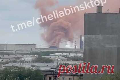 Огромный столб дыма поднялся над российским заводом и попал на видео