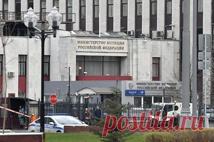 Минюст включил две ЛГБТ-организации в список иноагентов. Министерство юстиции России расширило реестр незарегистрированных объединений-иноагентов. В список ведомство включило краснодарскую группу ЛГБТ+ «Реверс» и Санкт-Петербургскую ЛГБТ-инициативную группу «Выход». Оба движения защищают права и интересы представителей ЛГБТ-сообщества.