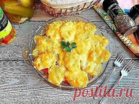 Мясо по-королевски с картошкой и грибами - настоящая вкуснятина

Ингредиенты:
- Картофель – 400 г.
- Свиная вырезка – 300 г.
- Лук репчатый – 1 шт.
- Морковь среднего размера – 1 шт.
- Шампиньоны – 150 г.
- Майонезный соус – 3 ст. л.
- Твёрдый сыр – 100 г.
- Соль, специи – по вкусу.

Способ приготовления:

1. Мясо нарезать небольшими плоскими кусочками и немного отбить с каждой стороны кухонным молоточком;
2. Форму для запекания смазать растительным маслом, а затем выложит...