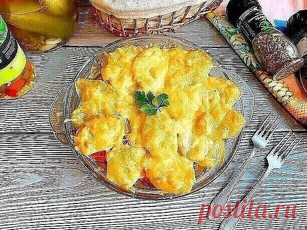 Мясо по-королевски с картошкой и грибами - настоящая вкуснятина

Ингредиенты:
- Картофель – 400 г.
- Свиная вырезка – 300 г.
- Лук репчатый – 1 шт.
- Морковь среднего размера – 1 шт.
- Шампиньоны – 150 г.
- Майонезный соус – 3 ст. л.
- Твёрдый сыр – 100 г.
- Соль, специи – по вкусу.

Способ приготовления:

1. Мясо нарезать небольшими плоскими кусочками и немного отбить с каждой стороны кухонным молоточком;
2. Форму для запекания смазать растительным маслом, а затем выложит...