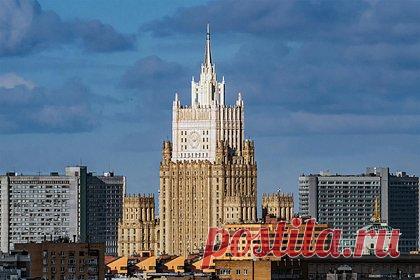 МИД России отреагировал на предложение США начать диалог по безопасности. В Министерстве иностранных дел прокомментировали предложение США начать диалог по контролю над вооружениями с Россией на своих условиях. Во внешнеполитическом ведомстве отметили, что таким образом Вашингтон упражняется в лицемерии и демагогии, попутно желая нанести России стратегическое поражение.