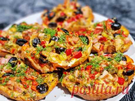 Горячие бутерброды. Горячие бутерброды. С куриного окорочка срезаю кожицу, удаляю косточку, нарезаю мелко. Также нарезаю мелко перец, огурец, укроп, маслины перерезаю на половинки, сыр тру на мелкой терке.. Все продукты смешиваю в глубоко миске, добавляю орегано.. Смешиваю майонез с кетчупом. Часть заправки добавляю в нарезанные продукты и перемешиваю. Другой частью смазываю ломтики батона.. В форму для выпекания выстеленную пергаментом, переношу ломтики батона, кладу сверху начинку и…