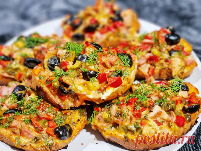Горячие бутерброды. Горячие бутерброды. С куриного окорочка срезаю кожицу, удаляю косточку, нарезаю мелко. Также нарезаю мелко перец, огурец, укроп, маслины перерезаю на половинки, сыр тру на мелкой терке.. Все продукты смешиваю в глубоко миске, добавляю орегано.. Смешиваю майонез с кетчупом. Часть заправки добавляю в нарезанные продукты и перемешиваю. Другой частью смазываю ломтики батона.. В форму для выпекания выстеленную пергаментом, переношу ломтики батона, кладу сверху начинку и…