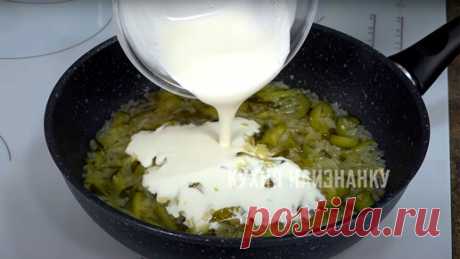 Тушу соленые огурцы и добавляю любую рыбу: вкусно невероятно (нет нелюбимого многими "рыбного дyха")