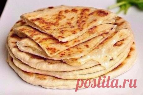 Готовить очень быстро, на завтрак или ужин, с чаем или кофейком - просто находка. Настоятельно рекомендую попробовать.
БЛИЦ-РЕЦЕПТ "ХАЧАПУРИ"
Ингредиенты:
- Сыр твердый (тертый) — 200 г
- Укроп (зелень ) — 100 г
- Яйцо куриное — 2 шт
- Сметана — 200 г
- Мука пшеничная — 2 ст. л.
- Масло растительное — 2 ст. л.
Приготовление:
1. Выкладываем все продукты сразу: натертый сыр, два яйца, сметану, нашинкованную зелень укропа и две столовые ложки с большой горкой муки.
В моем случае сыр "Маасдам",