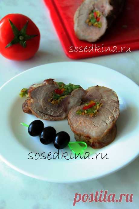 Мясной рулет с фисташками, сыром и перцем.
СОСТАВ:
Мясо (свинина, говядина) кусок – 1,5 кг
Перец болгарский – 1 шт
Сыр твёрдый – 60 гр
Фисташки – 60 гр
Соль, перец.