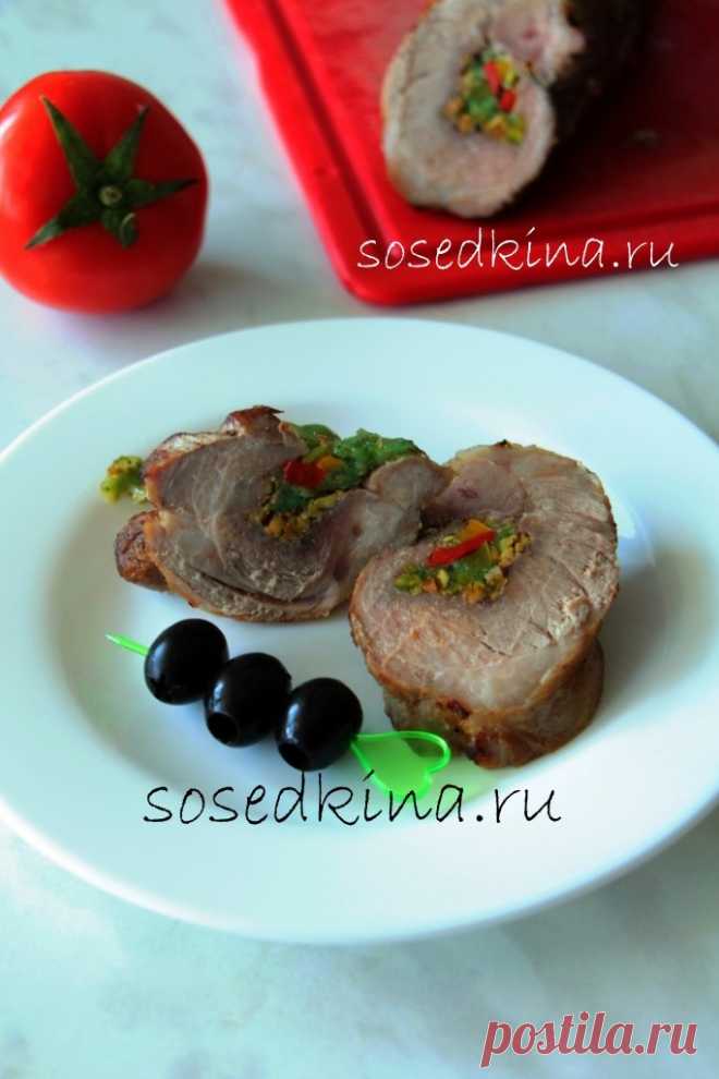 Мясной рулет с фисташками, сыром и перцем.
СОСТАВ:
Мясо (свинина, говядина) кусок – 1,5 кг
Перец болгарский – 1 шт
Сыр твёрдый – 60 гр
Фисташки – 60 гр
Соль, перец.