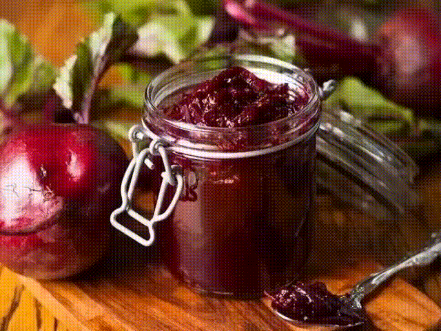 Икра из свеклы. Полезно, вкусно, оригинально!
Вкусной и всегда оригинальной может стать заготовка икры из свеклы и самых разных овощей. Такая икра замечательно разнообразит зимний стол и, как правило, никогда не будет особенно затратной заготовкой. Предлагаем парочку заслуживающих внимания рецептов 
 Рецепт икры «Пикантная»
Свекла — 2 кг
Болгарский перец — 250 г
Помидоры — 750 г
Репчатый лук — 250 г
Чеснок — 100 г
Соль — 30 г
Сахар — 100 г
Масло растительное — 250 мл
Уксус 9% — 75 мл