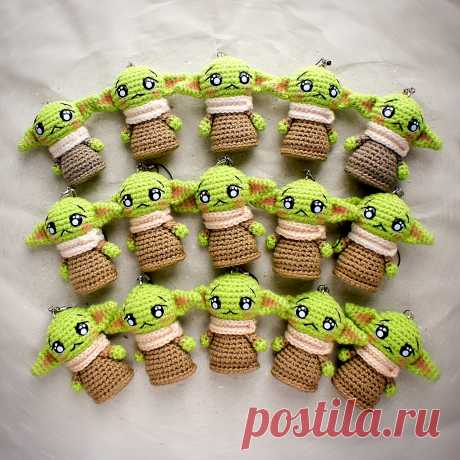 PDF Малыш Йода крючком. FREE crochet pattern; Аmigurumi toy patterns. Амигуруми схемы и описания на русском. Вязаные игрушки и поделки своими руками #amimore - маленький брелок бэби Йода.
