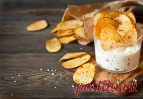 Картофельные чипсы в духовке с чесночно-сырным соусом: простой и вкусный рецепт - Parents.ru - Медиаплатформа МирТесен