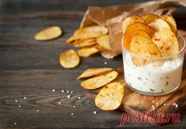 Картофельные чипсы в духовке с чесночно-сырным соусом: простой и вкусный рецепт - Parents.ru - Медиаплатформа МирТесен