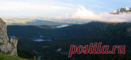 Фејсбук
Beautiful view to Crno Jezero (Black Lake, 1416 m) surrounded by black pine forest. Savin Kuk (2313 m) on the left.