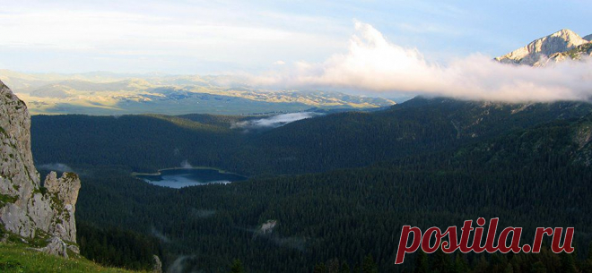 Фејсбук
Beautiful view to Crno Jezero (Black Lake, 1416 m) surrounded by black pine forest. Savin Kuk (2313 m) on the left.