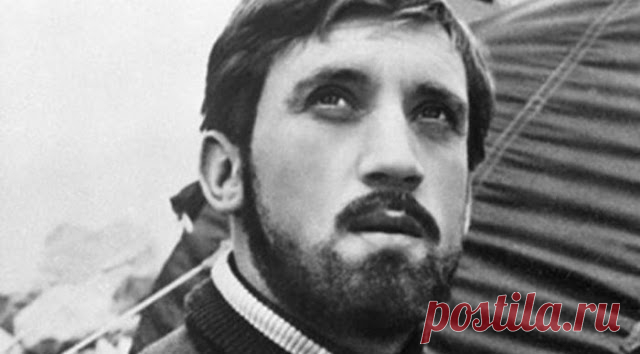 «Маска» — cтихотворение Владимира Высоцкого Смеюсь навзрыд среди кривых зеркал, Меня, должно быть, ловко разыграли: Крючки носов и до ушей оскал — Как на венецианском карнавале Что делать мне? Бежать, да поскорей? А...