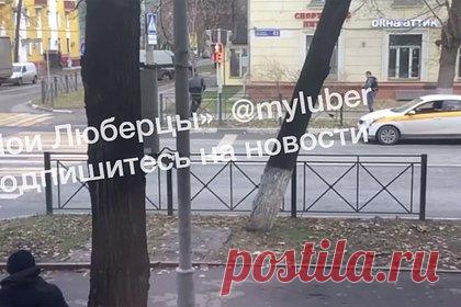 Задержание со стрельбой вооруженного мачете россиянина попало на видео. Задержание со стрельбой в Люберцах Московской области мужчины, который был вооружен мачете, попало на видео. На записи видно, как правоохранители преследуют мужчину с ножом, а тот быстрым шагом от них отдаляется. На пешеходном переходе он не замечает машину, поворачивающую на скорости.