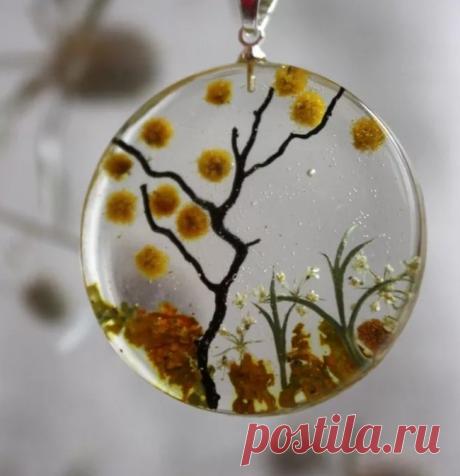 ​Изготовление подвесок из эпоксидной смолы с природными элементами Изготовление подвесок из эпоксидной смолы с природными элементамиОно начинается с подбора наполнения: маленькие сухие цветы, крошечные листья, прозрачные перья, песок или миниатюрные веточки.
Эти детали должны быть полностью сухими, чтобы внутри смолы не образовались пузырьки и...