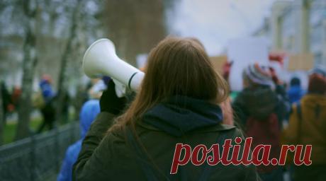 Протестующие собрались у здания университета в Комрате в Гагаузии. Протестующие собрались у здания университета в Комрате в Гагаузии, куда, как ожидается, должна приехать президент Молдавии Майя Санду. Читать далее