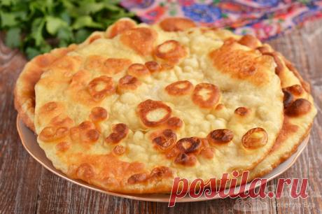 Быстрые лепешки на кефире без яиц - Совет да Еда Существует множество рецептов приготовления лепешек. Их готовят на сметане, кефире, молоке, твороге, воде, сливочном масле и маргарине. Они могут быть дрожжевые и бездрожжевые, приготовленные на сковороде или в духовке. А тесто для разнообразия может быть дополнено сыром, зеленым луком, зеленью, творогом, мясом или овощами. Вариантов много. Сегодня готовлю быстрые лепешки на кефире без яиц на […]