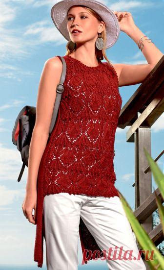 Оригинальный и стильный топ спереди украшен сложным ажурным узором, а удлиненная спинка, связанная гладью, разделена разрезом. Спицами. / knittingideas.ru