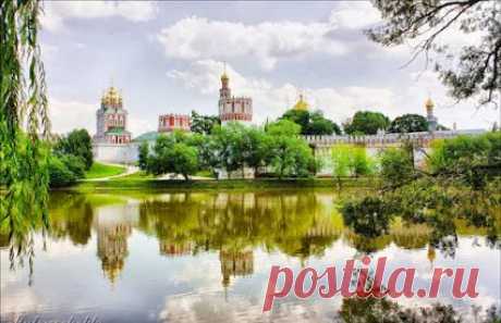 Novodevichy Convent with the Kremlin wall and surrounded by red and white towers erected in 1524﻿