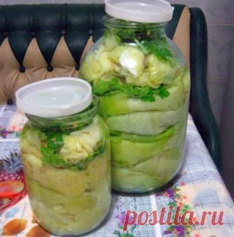 КАПУСТА ДЛЯ ТЕХ, КТО ЛЮБИТ ГОЛУБЦЫ. Заготавливаем листья голубцов на ЗИМУ !!!
Я их просто обожаю! Зимой капуста не дешёвая, по-этому заготовьте
листья для голубцов сейчас. Из кочана вырежьте кочерыжку (можете использовать её потёртой с морковью и плавленным сырком, чесноком для салата). А весь кочан отварите на умеренном огне в слегка подсоленной воде. Листья снимайте вилкой по мере их готовности (они будут отделятся от кочана). Когда остынут, срежьте с них утолщение на краю листика, сложите их