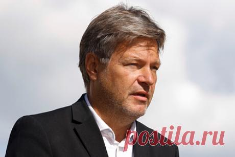 В Германии высказались о переговорах с «Газпромом». Германия не может рассчитывать на поставки газа по «Северному потоку» предстоящей зимой и не ведет переговоров с «Газпромом». Такое заявление сделал министр по делам экономики и защиты климата ФРГ Роберт Хабек. Он назвал чистой спекуляцией сообщения о переговорах его ведомства с «Газпромом».