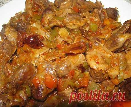 7 рецептов приготовления вкуснейших куриных желудков. Очень дешево и очень вкусно!!!

РЕЦЕПТ ПЕРВЫЙ: КУРИНЫЕ ЖЕЛУДКИ ПО-БЫСТРОМУ
Понадобится: 500г куриных желудков, 2 луковицы, 3 ст.л. растительного масла, ½ ч.л. соды, специи по вкусу, соль.
Промыть и обсушить пупочки. Мелко нарезать лук, выложить его в казан с разогретым маслом, жарить до зарумянивания. Добавить к луку желудки, обжарить до выделения сока, всыпать соду (соду добавляют при готовке жилистого, сухого мяса, же...