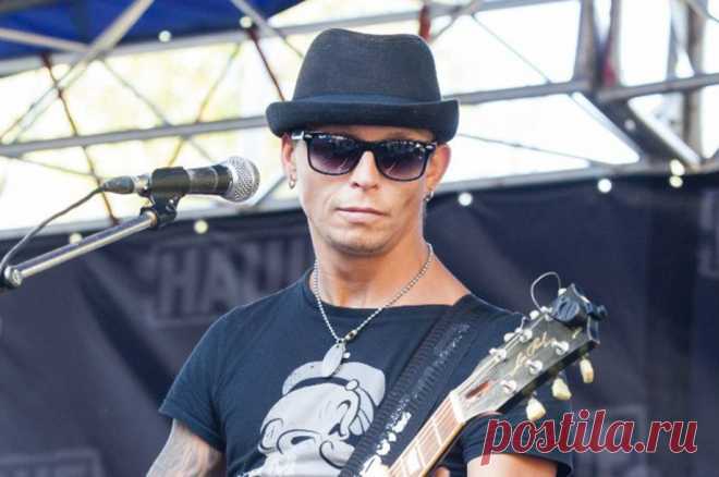 Так и не вышел из комы. Как умер солист группы «Плаксы» Павел Якухин. В реанимационном отделении больницы подмосковной Балашихи скончался солист панк-группы «Плаксы» Павел Якухин. Врачи несколько дней бились за жизнь музыканта, но спасти его не удалось. Рассказываем подробности о произошедшем.