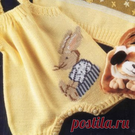 Симпатичные вышитые кролики украшают пуловер и комбинезон, связанные лицевой гладью. 
Вам понадобятся:
400 г мягкой пряжи: 100 г розово­го цвета, 50 г белого цвета, 50 г желтого цвета и 50 г зеленого цве­та для пуловера и 150 г желтого цвета для комбинезона;
для вышивки: несколько нитей той же пряжи голубого, бежевого, ярко-желтого, темно-синего, ко­ричневого, белого, розового, светло-синего и черного цветов;
спицы № 3 и № 3,5;
игла для сшивания;
5 пуговиц.
 
 
УЗОРЫ
На спицах: двойное (полое