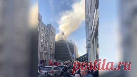 В районе метро &quot;Китай-город&quot; в Москве загорелось историческое здание. В Большом Черкасском переулке в Москве, в районе станции метро &quot;Китай-город&quot; загорелось здание. Кадрами с места происшествия поделился Telegram-канал &quot;Осторожно, ...