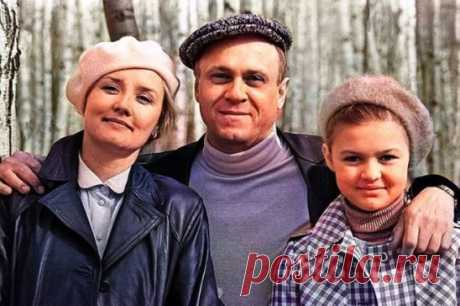 Трогательно фото семьи великого режиссёра Владимира Меньшова
Счастье , -это когда твой папа дожил до 82 лет, был в трезвой памяти, умный, мыслящий, добрый, светлый. Наисветлейший человек. Его уход - это удар для многих, и даже для тех, кто видел Владимира Меньшова только с экрана телевизора. Так, наверное, и нужно жить - чтобы о твоем уходе плакали те, кто не знал тебя лично. Светлая память...