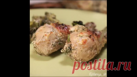 Сегодня супер простое блюдо - запечённая куриная голень

Когда не знаю, что готовить, беру голень, запекаю и подаю с рисом, вкусно и сытно