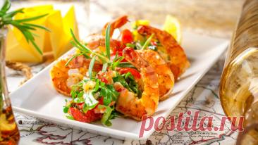 Рецепты блюд из очищенных креветок Креветки являются ценным источником белка, а также витаминов и микроэлементов. Употребление этого морепродукта в пищу способствует формированию волокон коллагена, поддерживающего молодость и красоту кожи.