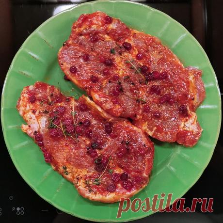 Розовый баклажан Не буду скромничать и сразу скажу: тому, кто придумал этот рецепт нужно дать премию с похвальной грамотой. Шутка, конечно. Но это что-то с чем-то.👍 Купили мясо на днях в кулинарии супермаркета. Сразу понравился внешний вид. С первого взгляда стало аппетитно. Свинина в можжевеловом маринаде с клюквой. Пожарили в тот же вечер. Друзья, ну это просто супер! Настолько необычно и при этом очень…