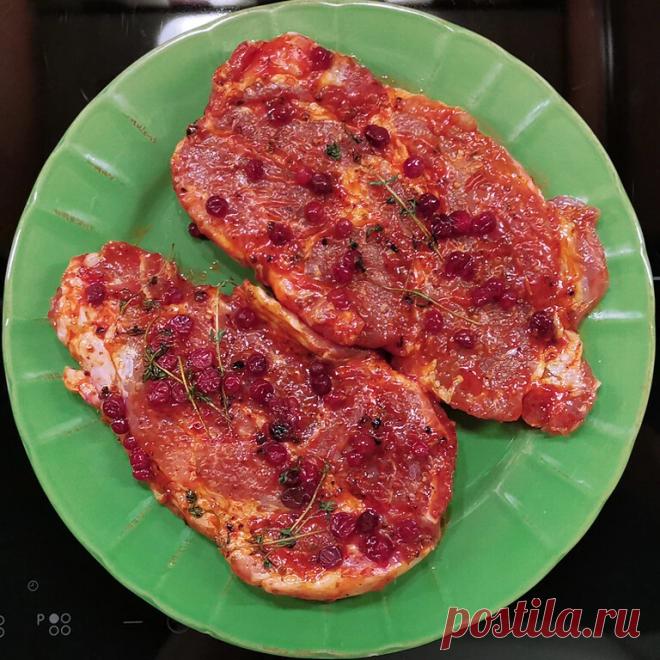 Розовый баклажан Не буду скромничать и сразу скажу: тому, кто придумал этот рецепт нужно дать премию с похвальной грамотой. Шутка, конечно. Но это что-то с чем-то.👍 Купили мясо на днях в кулинарии супермаркета. Сразу понравился внешний вид. С первого взгляда стало аппетитно. Свинина в можжевеловом маринаде с клюквой. Пожарили в тот же вечер. Друзья, ну это просто супер! Настолько необычно и при этом очень…