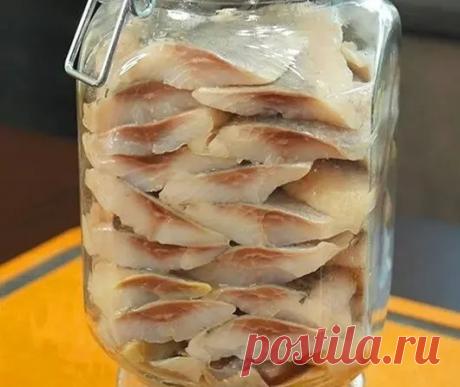 Маринуем селедку в горчичном маринаде и простая рыба становится вкуснее лосося.
Настаивать нужно всего ночь и на следующий день идеальная закуска уже полностью готова.