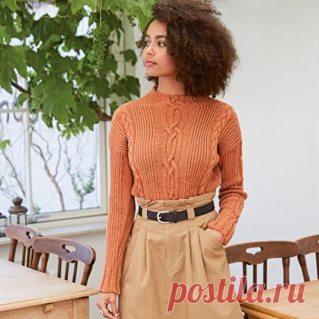 Свитер с косами и удлиненной спинкой - WEKNIT Что может быть привлекательнее? Ошеломляющие косы между широкими полосами скрещенной резинки создают силуэт и плавно перетекают к изящному вырезу горловины. Маленький дизайнерский штрих - спинка модели немного длиннее переда.