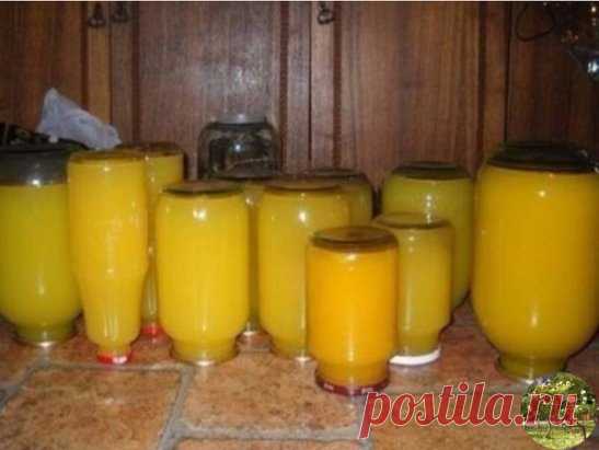 Тыквенный сок с апельсином
тыква 7 кг (чистого веса, без семечек и кожуры)
вода, у меня ушло 15 литров на это количество тыквы
апельсины 8 штук
сахар 1,5 кг
лимонная кислота 2 ст.л с горкой
Очистить тыкву, удалить семечки, разрезать на дольки или куски, уложить в кастрюлю вместе с мякотью (мякоть даст густоту), залить холодной водой, чтобы покрыть тыкву. Довести до кипения, разрезать пополам 8 больших апельсинов и выжать сок, кожуру тоже добавить в кипящую массу (после того, как тыква сварится