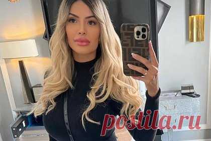 Модель Playboy обругали в сети за наряд для похода в Диснейленд. Пользователи сети обругали бразильскую модель Playboy Джанаину Празерес за наряд для похода в тематический парк Диснейленд. 35-летняя манекенщица поделилась видео, в котором предстала в черной облегающей водолазке, синих лосинах и уггах с мехом. Также она позировала перед зеркалом с сумкой с золотистой ручкой.