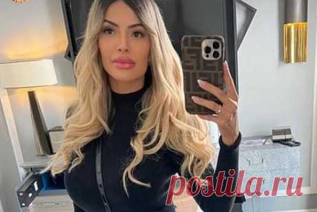 Модель Playboy обругали в сети за наряд для похода в Диснейленд. Пользователи сети обругали бразильскую модель Playboy Джанаину Празерес за наряд для похода в тематический парк Диснейленд. 35-летняя манекенщица поделилась видео, в котором предстала в черной облегающей водолазке, синих лосинах и уггах с мехом. Также она позировала перед зеркалом с сумкой с золотистой ручкой.