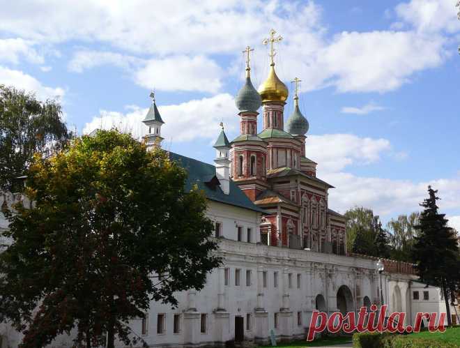 Покровская надвратная церковь Новодевичьего монастыря в Москве
Покровская церковь (1683-1б88гг.) возведена над южными воротами монастыря. Она не столь величественна как Преображенская, но не менее оригинальна. Её создателями был использован редкий приём, характерный для украинского зодчества: три лёгких, ярусных главы этого храма поставлены в один ряд над притвором, трапезной и алтарём, причём в боковых главах устроены звонницы.