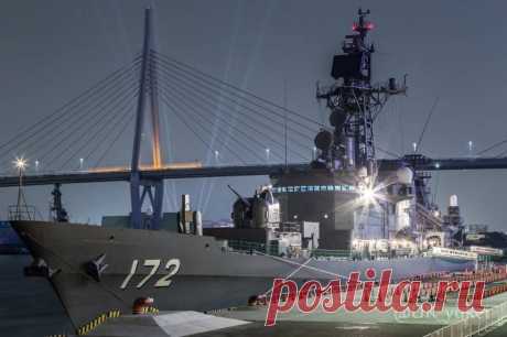 Японские боевые машины 
Прошлой осенью в Нагасаки состоялась церемония спуска на воду второго эсминца типа “Асахи”. Корабль получил имя “Сиранухи” (“свечение моря“ - неизученное оптическое явление, наблюдаемое у побережья Я…