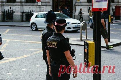 В Лондоне арестовали слившего геймплей GTA VI хакера. Полиция Лондона задержала подростка, которого называют ответственным за слив конфиденциальной информации студии Rockstar. По словам журналиста Мэтью Кейса, задержанного предположительно обвинили во взломе Rockstar и выкладывании геймплея игры GTA VI в сеть. Представители силовых ведомств пообещали дать комментарий.