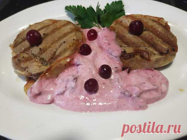 Филе миньон с луково-брусничным соусом - Вкусно с Любовью - медиаплатформа МирТесен Танцы от плиты и до компа !! Приготовить вкусное мясо с изысканным соусом? Нет ничего проще, если среди ваших запасов найдется коробочка с замороженной брусникой )) Мясо :Свинина или Говядина (вырезка) — 800 г Лук репчатый — 1 шт Сливки (10-20%) — 180 мл Соус (брусничный d'arbo ) — 2-3 ст. л. у...