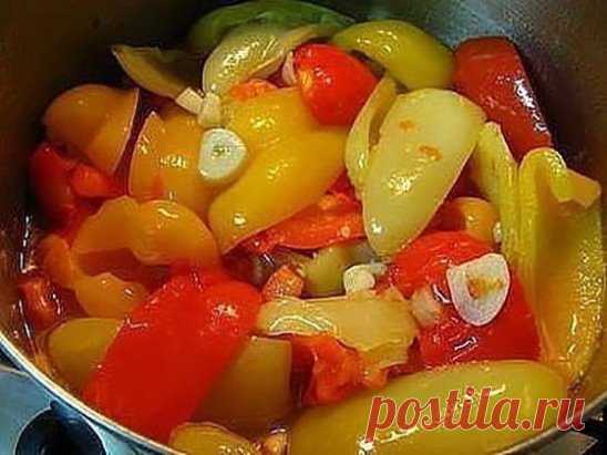 ПЕРЕЦ МАРИНОВАННЫЙ ПОЛОВИНКАМИ ЗА 15 МИН
--------------------------------------------------------------------------------------------------
-5 кг красного мясистого болгарского перца
Для маринада:
-1 литр воды
-1,5 стакана растительного масла
-2 столовых ложки 70% эссенции
-1,5 стакана сахара
-0,5 стакана соли
-Чеснок, петрушка
Приготовление:
Делаю перец по этому рецепту уже несколько лет, всем очень нравится. Особенно вкусно зимой использовать его для бутербродов. И просто так, в качестве со