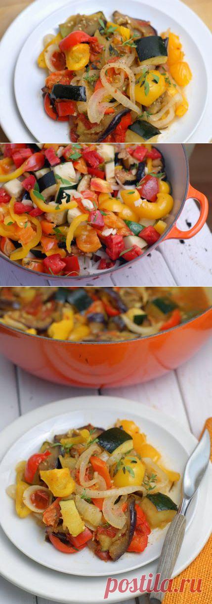 InVkus: Его Величество Рататуй.
Рататуй - это классическое блюдо прованской кухни. Его обожают вегетарианцы, подают в дорогих ресторанах и признаются ему в любви в одноименном мультфильме. Это идеальная еда в летний день, когда нет особого аппетита. Его можно можно подать в качестве основного блюда или гарнира. Он одинаково приятен в любом проявлении. Простой рецепт знаменитого Рататуя.