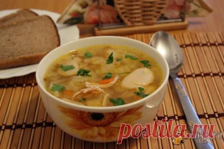 Щи со свежей капустой и лимской фасолью на курином бульоне Попробуйте приготовить к обеду вкусное и сытное первое блюдо - щи со свежей капустой и лимской фасолью на курином бульоне. Это прекрасный вариант для домашнего обеда как в будние, так и в выходные дни. Такие щи придутся по вкусу и взрослым, и детям. По желанию в щи можно добавить сметану.
