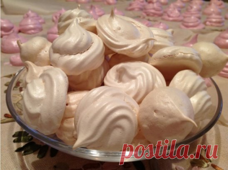 Готовим восхитительное безе
Надо взять:
- 4 холодных белка
- 1 ст сахара
Приготовление:
Белки взбить в пышную пену, продолжая взбивать, струйкой всыпать сахар, взбить до твердых пиков (чтоб масса форму сохраняла), выложить на пергамент, смазывать его не нужно, и самое главное ставить безе нужно в холодную духовку, поставили, включили и нагрев до температур 100- 110 гр, на 1 ч.-1,5 ч., духовку не открывать.
Приятного аппетита!