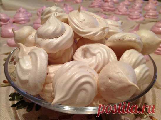 Готовим восхитительное безе
Надо взять:
- 4 холодных белка
- 1 ст сахара
Приготовление:
Белки взбить в пышную пену, продолжая взбивать, струйкой всыпать сахар, взбить до твердых пиков (чтоб масса форму сохраняла), выложить на пергамент, смазывать его не нужно, и самое главное ставить безе нужно в холодную духовку, поставили, включили и нагрев до температур 100- 110 гр, на 1 ч.-1,5 ч., духовку не открывать.
Приятного аппетита!